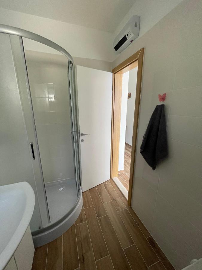 Apartman Solin 2, Parking Apartment ภายนอก รูปภาพ
